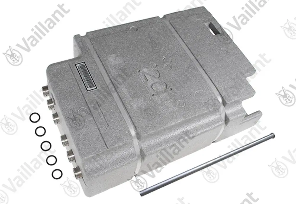 Vaillant Pufferspeicher mit mehreren Anschlüssen und Zubehörteilen wie Dichtungsringen und einem Stift, auf einer neutralen Oberfläche platziert.